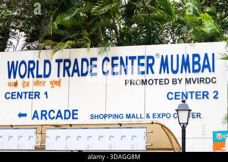 Mumbai, Maharashtra, Indien - 25. Juni 2025 : Schild am Eingang des World Trade Center, Mumbai in Indien. Stockfoto