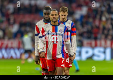 Dortmund, Deutschland 09. Dezember 2025: Champions League - 2025/2026 - FC Bayern München gegen Sporting Lissabon im Bild: Serge Gnabry (FCB) wärmt auf Stockfoto