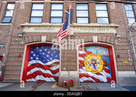 FDNY Engine 153 und Leiter 77 Feuerwehrhaus Fassade mit patriotischen Wandgemälden in New York Stockfoto