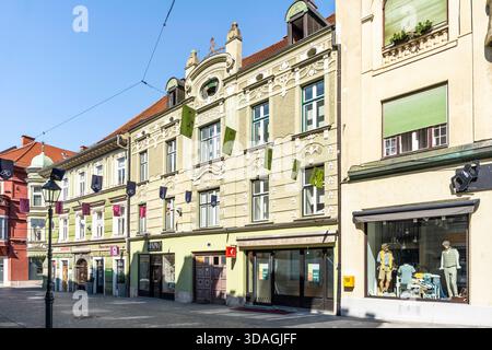 Farbenfrohe Geschäfte und Häuser am Stari Trg Platz, dem historischen Herzen von Celje, Slowenien Stockfoto