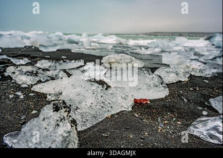 Kleine Eisstücke am Ufer des Diamond Beach in Island Stockfoto