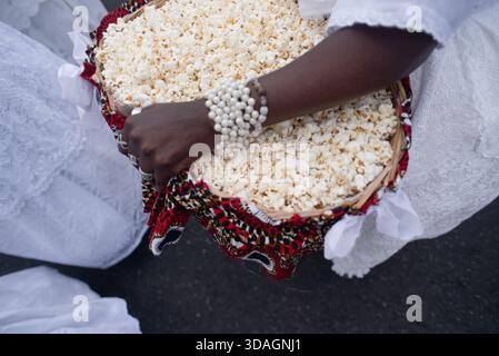 Salvador, Bahia, Brasilien - 16. August 2025: Detailansicht eines Korbs, der mit bedrucktem Stoff gefüttert und mit Popcorn gefüllt ist. Hommage an den Orisha Omolu Obalu Stockfoto