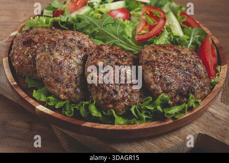 Gebratene Schnitzel, gemischtes Hackfleisch, mit Gemüsesalat, hausgemacht, Blick von oben, keine Personen Stockfoto