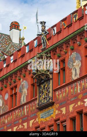 Blick von außen mit einer herrlichen Uhr auf das Rote Rathaus, den Marktplatz, Basel Stockfoto