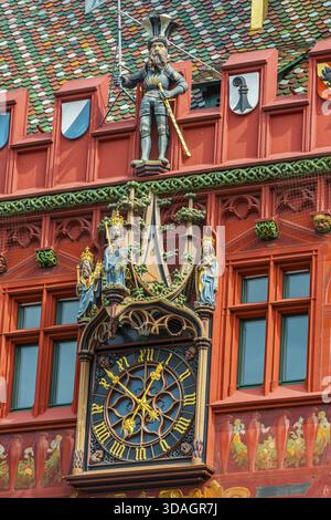 Außenansicht der herrlichen Uhr am Roten Rathaus, Marktplatz, Basel Stockfoto