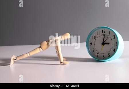 Mann, der Liegestütze vor einem dunklen Hintergrund macht. Stockfoto
