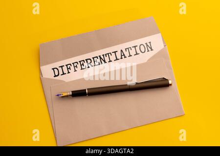 Braunes Papier mit dem Wort Differenzierung. Die Handlung oder der Prozess der Unterscheidung oder Unterscheidung zwischen zwei oder mehr Dingen oder Personen. Stockfoto