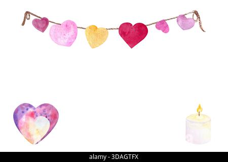 Weiße brennende Kerze mit Papierherzen, die auf einer horizontalen Karte mit Wasserfarben hängen, isoliert auf weiß. Handgemalte hochwertige Kunst. Perfekt für Stockfoto