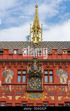 Blick von außen mit einer herrlichen Uhr auf das Rote Rathaus, den Marktplatz, Basel Stockfoto