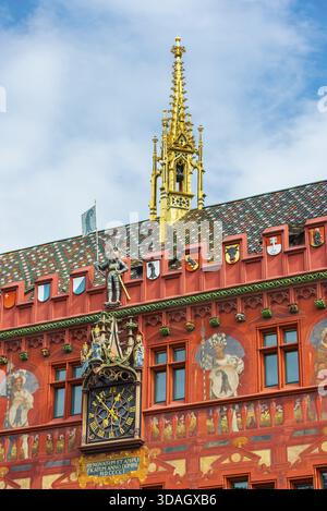 Blick von außen mit einer herrlichen Uhr auf das Rote Rathaus, den Marktplatz, Basel Stockfoto