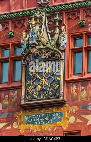 Außenansicht der herrlichen Uhr am Roten Rathaus, Marktplatz, Basel Stockfoto