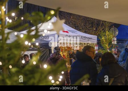Weihnachtsmarkt mit Menschen und Lichtern im Hintergrund, Weihnachtsmarkt Aidlingen, Stadtteil Böblingen, Deutschland Stockfoto