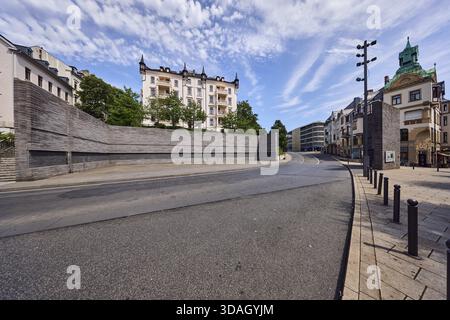 Gedenkstätte für die ermordeten Wiesbadener Juden, Gedenkstätte, historisches Ereignis, Wohngebäude, allgemeine Architektur, Parkhaus, Absperrpfosten, Platz Stockfoto