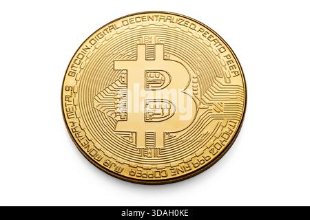 Nahaufnahme einer goldenen Bitcoin-Münze, die das BTC-Symbol und kreisförmige Details hervorhebt. Repräsentiert digitale Währung, Blockchain-Technologie und moderne f Stockfoto
