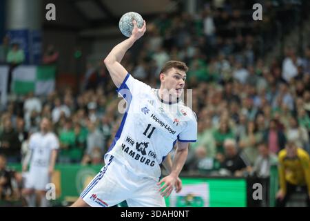 Nicolaj Jörgensen (11, HSV Hamburg Hamburg) wirft einen sieben Meter langen Werfer. Handball, DAIKIN HBL, 1. Bundesliga, Saison 2025/2026, Spieltag 16: SC DHfK Leipzig vs. Handball Sport Verein Hamburg am 10. Dezember 2025, im Quarterback Immobilien Are Stockfoto