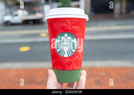Die Hand der Person hält einen rot-grünen Starbucks Weihnachtsbecher mit dem Design 2025, San Francisco, Kalifornien, 20. November 2025. (Foto: Smith Collection/Gado/SIPA USA) Stockfoto