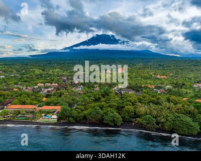 Malerischer Blick auf die Küste Balis mit dem Berg Agung, der über dramatischen Wolken ragt Stockfoto