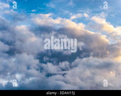 Drohnenansicht dramatischer Wolkenformationen während eines tropischen Sonnenuntergangs auf Bali. Stockfoto