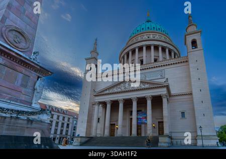 Abendblick auf die Nikolaikirche am Alten Markt in Potsdam, Brandenburg. Stockfoto