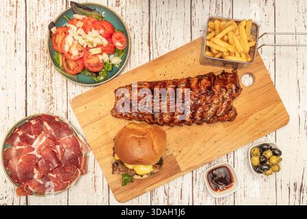 Griechische Lammrippchen, mariniert in Zitrone, Knoblauch und Oregano, gegrillt und serviert mit Tzatziki und warmem Pitabrot Stockfoto
