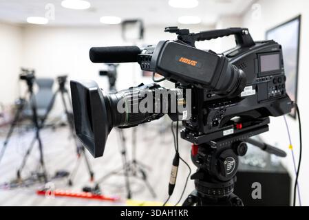 Eine professionelle Broadcast-Kamera sitzt auf einem Stativ im Studio. Stockfoto
