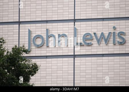Eine Nahaufnahme des John Lewis Ladenschildes in Cardiff, Wales. Stockfoto