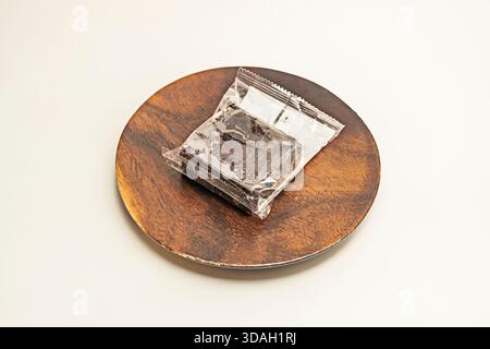 Schokoladen-Brownie mit Oreo-Keksstücken, die in den Teig eingearbeitet sind, bilden Schichten von Schokolade und Sahne, garniert mit Keksen und Sahneeis Stockfoto