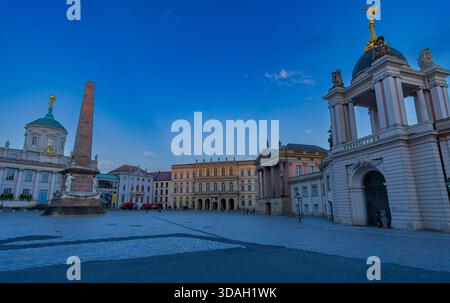 Weitwinkelblick auf den Alten Markt, den historischen zentralen Platz von Potsdam, Deutschland, aufgenommen während der blauen Stunde. Stockfoto