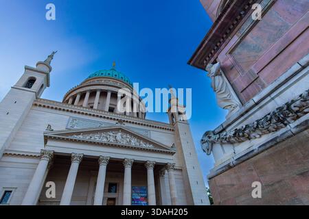 Flachbild-Blick auf die Nikolaikirche am Alten Markt in Potsdam. Stockfoto