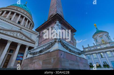 Blick auf die Nikolaikirche und das Alte Rathaus am Alten Markt in Potsdam. Stockfoto