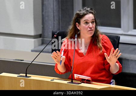 Brüssel, Belgien Dezember 2025. Debby Burssens VON PVDA, Bild auf einer Plenartagung des Flämischen Parlaments am Mittwoch, den 10. Dezember 2025, in Brüssel. BELGA FOTO DIRK WAEM Credit: Belga News Agency/Alamy Live News Stockfoto