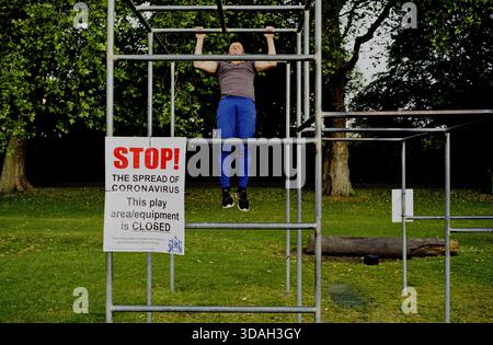 Während der Coronavirus-Pandemie in King’s Lynn, Norfolk, Großbritannien, Parkour in The Walks üben. Stockfoto