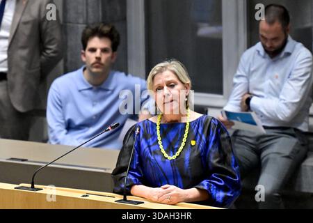 Brüssel, Belgien Dezember 2025. Vooruit's Katia Segers, dargestellt während einer Plenartagung des Flämischen Parlaments in Brüssel am Mittwoch, den 10. Dezember 2025. BELGA FOTO DIRK WAEM Credit: Belga News Agency/Alamy Live News Stockfoto