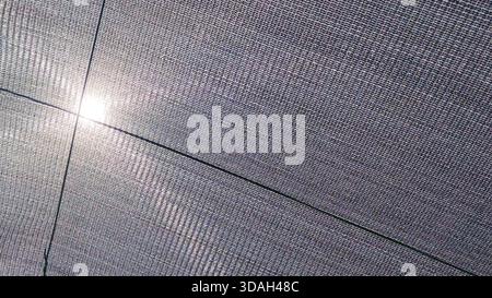 Nahaufnahme des blauen Sonnenschirmnetzes mit Lichtreflexfilterung durch gewebtes Netz und diagonale Linien Stockfoto