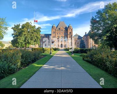 Toronto, ON, Kanada – 25. Juni 2025: Das historische Legislative Building von Ontario steht majestätisch unter einem hellblauen Sommerhimmel. Stockfoto