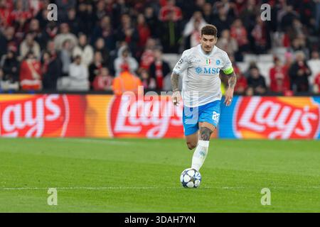 Dezember 2025. Lissabon, Portugal. Napoli-Verteidiger aus Italien GIOVANNI DI LORENZO (22) im Spiel des 6. Spieltags der Gruppenphase der UEFA Champions League, Benfica gegen Napoli Credit: Alexandre de Sousa/Alamy Live News Stockfoto