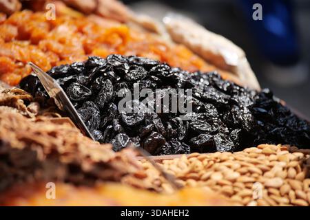 Getrocknete Früchte auf einem Markt in einem geschäftigen Ort Stockfoto