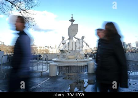London, Großbritannien. Dezember 2025. Ein Peroni Nastro Azzurro Bierbrunnen, der Besuchern die Möglichkeit bietet, ihr eigenes halbes Pint zu gießen, öffnet sich entlang der Southbank. Das Stück, inspiriert vom Trevi-Brunnen, wurde für die Londoner Promotion geschaffen und ist bis zum 14. Dezember von 12:00 bis 20:00 Uhr geöffnet. Quelle: Eleventh Photography/Alamy Live News Stockfoto