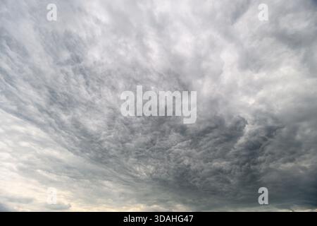 Ein weitläufiger und atemberaubender Blick auf einen stürmischen, strukturierten, grauen Himmel, der von dichten, dramatischen Wolken gefüllt ist Stockfoto