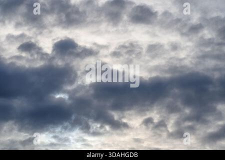 Ein fesselndes und beeindruckendes Bild eines bewölkten Himmels mit einer Vielzahl verschiedener Farben und komplizierter Wolkenformationen Stockfoto