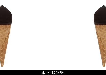 Eiskugeln in Schokolade in Waffelkegel eingetaucht, isoliert auf weißem Hintergrund. Eisrahmen Stockfoto