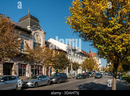 Targu Mures, Rumänien - 17. oktober 2025. Ein Blick auf die Straße im historischen Zentrum von Targu Mures, Rumänien, mit kunstvollen Gebäuden, Straßenparkplätzen, Treffen Stockfoto