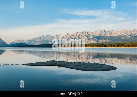 Der Upper Kananaskis Lake ist ein natürlicher See, der im Kananaskis Country in Alberta, Kanada, in einem Stausee umgewandelt wurde mit Blick auf Teile der Rocky Mountains am 07.09.2018. // der Upper Kananaskis Lake ist ein natürlicher See, der am 7. September 2018 in Kananaskis Country, Alberta, Kanada, in ein Reservoir verwandelt wurde und Teile der Rocky Mountains überblickt. - 20180907 PD18276 Stockfoto
