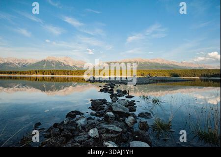 Der Upper Kananaskis Lake ist ein natürlicher See, der im Kananaskis Country in Alberta, Kanada, in einem Stausee umgewandelt wurde mit Blick auf Teile der Rocky Mountains am 07.09.2018. // der Upper Kananaskis Lake ist ein natürlicher See, der am 7. September 2018 in Kananaskis Country, Alberta, Kanada, in ein Reservoir verwandelt wurde und Teile der Rocky Mountains überblickt. - 20180907 PD18275 Stockfoto