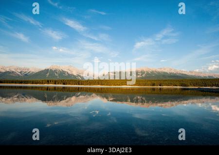 Der Upper Kananaskis Lake ist ein natürlicher See, der im Kananaskis Country in Alberta, Kanada, in einem Stausee umgewandelt wurde mit Blick auf Teile der Rocky Mountains am 07.09.2018. // der Upper Kananaskis Lake ist ein natürlicher See, der am 7. September 2018 in Kananaskis Country, Alberta, Kanada, in ein Reservoir verwandelt wurde und Teile der Rocky Mountains überblickt. - 20180907 PD18272 Stockfoto