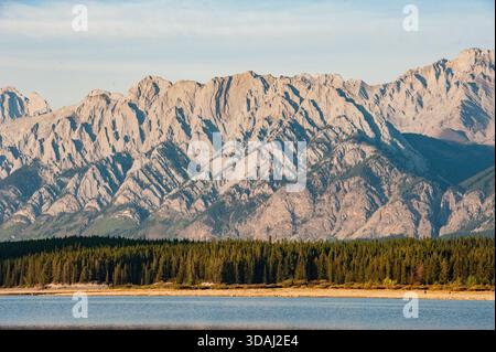 Der Upper Kananaskis Lake ist ein natürlicher See, der im Kananaskis Country in Alberta, Kanada, in einem Stausee umgewandelt wurde mit Blick auf Teile der Rocky Mountains am 07.09.2018. // der Upper Kananaskis Lake ist ein natürlicher See, der am 7. September 2018 in Kananaskis Country, Alberta, Kanada, in ein Reservoir verwandelt wurde und Teile der Rocky Mountains überblickt. - 20180907 PD18273 Stockfoto