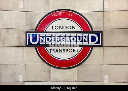 London, Großbritannien. Dezember 2025. Am 10. Dezember 2025 hängt ein Schild der Londoner U-Bahn in der Aldgate East Station. Die Londoner U-Bahn, auch bekannt als die U-Bahn, die von Transport for London (TfL) betrieben wird, ist die älteste U-Bahn der Welt, die 1863 erstmals eröffnet wurde. (Foto: Samuel Rigelhaupt/SIPA USA) Credit: SIPA USA/Alamy Live News Stockfoto