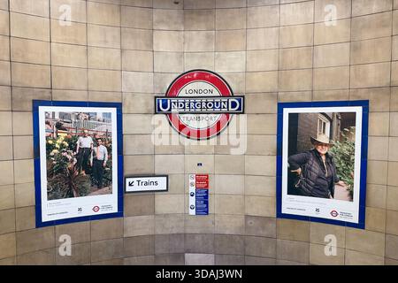 London, Großbritannien. Dezember 2025. Am 10. Dezember 2025 hängt ein Schild der Londoner U-Bahn in der Aldgate East Station. Die Londoner U-Bahn, auch bekannt als die U-Bahn, die von Transport for London (TfL) betrieben wird, ist die älteste U-Bahn der Welt, die 1863 erstmals eröffnet wurde. (Foto: Samuel Rigelhaupt/SIPA USA) Credit: SIPA USA/Alamy Live News Stockfoto