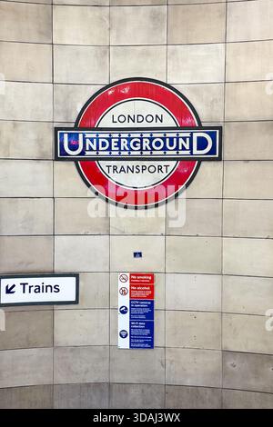 London, Großbritannien. Dezember 2025. Am 10. Dezember 2025 hängt ein Schild der Londoner U-Bahn in der Aldgate East Station. Die Londoner U-Bahn, auch bekannt als die U-Bahn, die von Transport for London (TfL) betrieben wird, ist die älteste U-Bahn der Welt, die 1863 erstmals eröffnet wurde. (Foto: Samuel Rigelhaupt/SIPA USA) Credit: SIPA USA/Alamy Live News Stockfoto