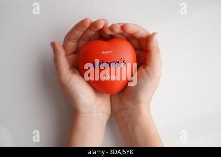 GLÜCKLICHER VETERANENTAG, Worte auf ein rotes Herz in den Händen eines Kindes geschrieben Stockfoto
